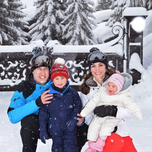 Le prince William et la duchesse Catherine de Cambridge avec leurs enfants Charlotte et George dans les Alpes françaises le 7 mars 2016.