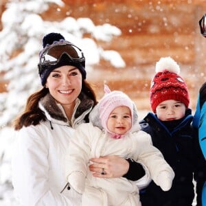 Le prince William et la duchesse Catherine de Cambridge avec leurs enfants Charlotte et George dans les Alpes françaises le 7 mars 2016.