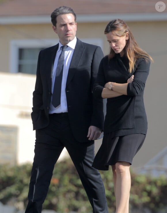 Exclusif - Prix Spécial - Jennifer Garner et Ben Affleck quittent un enterrement à Los Angeles, le 4 janvier 2016.  For Germany call for price Exclusive - Estranged couple Ben Affleck and Jennifer Garner are spotted wearing all black while leaving a funeral in Los Angeles, California on January 2, 2015. Actor Christian Bale and his wife Sibi Blazic were also seen leaving the funeral.04/01/2016 - Los Angeles