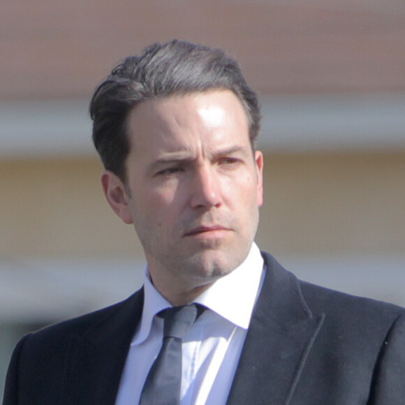 Exclusif - Prix Spécial - Jennifer Garner et Ben Affleck quittent un enterrement à Los Angeles, le 4 janvier 2016.  For Germany call for price Exclusive - Estranged couple Ben Affleck and Jennifer Garner are spotted wearing all black while leaving a funeral in Los Angeles, California on January 2, 2015. Actor Christian Bale and his wife Sibi Blazic were also seen leaving the funeral.04/01/2016 - Los Angeles
