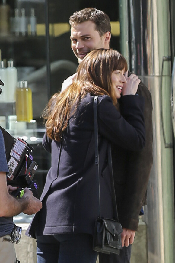 Dakota Johnson et Jamie Dornan radieux sur le tournage du film "Fifty Shades Darker" à Vancouver, le 4 avril 2016.