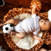Louis Tomlinson a publié une photo de son fils Freddie, un ballon de foot aux pieds. Photo publiée sur Instagram, le 7 avril 2016.