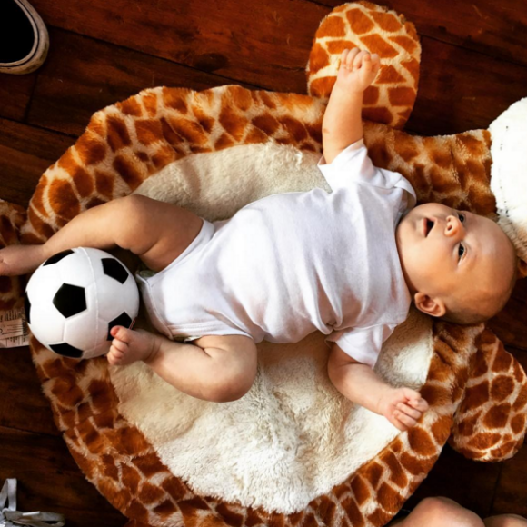 Louis Tomlinson a publié une photo de son fils Freddie, un ballon de foot aux pieds. Photo publiée sur Instagram, le 7 avril 2016.
