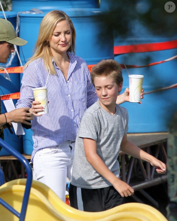 Kate Hudson et son fils Ryder sur le tournage du film "Mother's Day" le 11 septembre 2015 à Atlanta