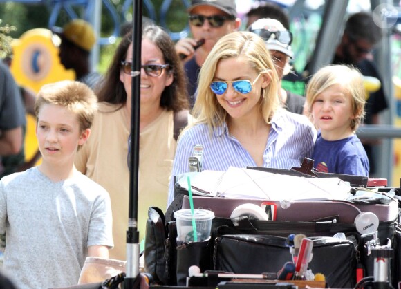 Kate Hudson et ses fils Ryder et Bingham sur le tournage du film "Mother's Day" le 11 septembre 2015 à Atlanta