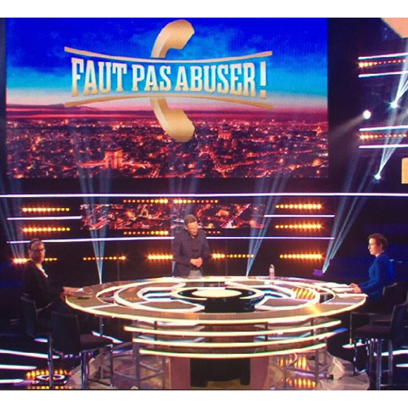 Julien Courbet sur le plateau de "Faut pas abuser" dans le premier prime sera diffusé le 10 mai sur D8.