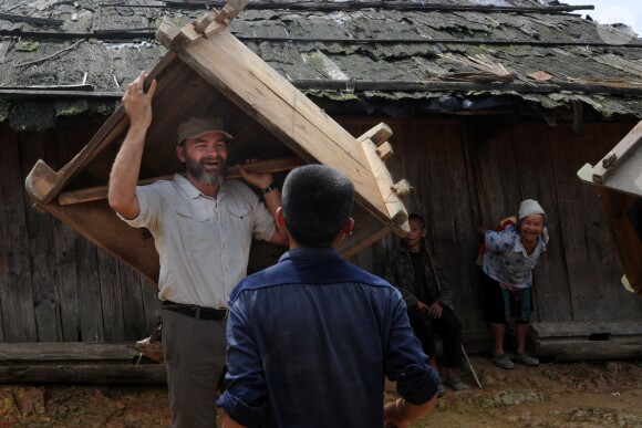 Clovis Cornillac dans "Rendez-vous en terre inconnue" sur France 2, le 12 avril 2016.