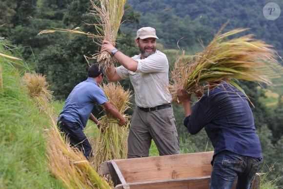 Clovis Cornillac dans "Rendez-vous en terre inconnue" sur France 2, le 12 avril 2016.