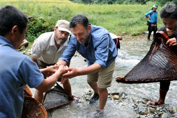 Clovis Cornillac dans "Rendez-vous en terre inconnue" sur France 2, le 12 avril 2016.