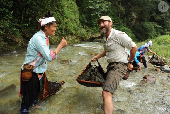 Clovis Cornillac dans "Rendez-vous en terre inconnue" sur France 2, le 12 avril 2016.