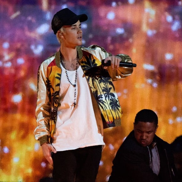 Justin Bieber (Meilleur artiste masculin international) à la Cérémonie des BRIT Awards 2016 à l'O2 Arena à Londres, le 24 février 2016.