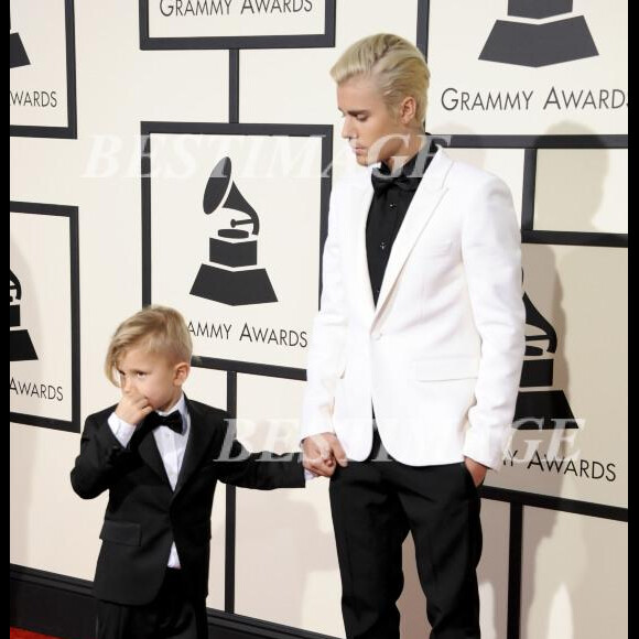 Justin Bieber et son petit frère Jaxon Bieber lors de la 58ème soirée annuelle des Grammy Awards au Staples Center à Los Angeles le 15 février 2016