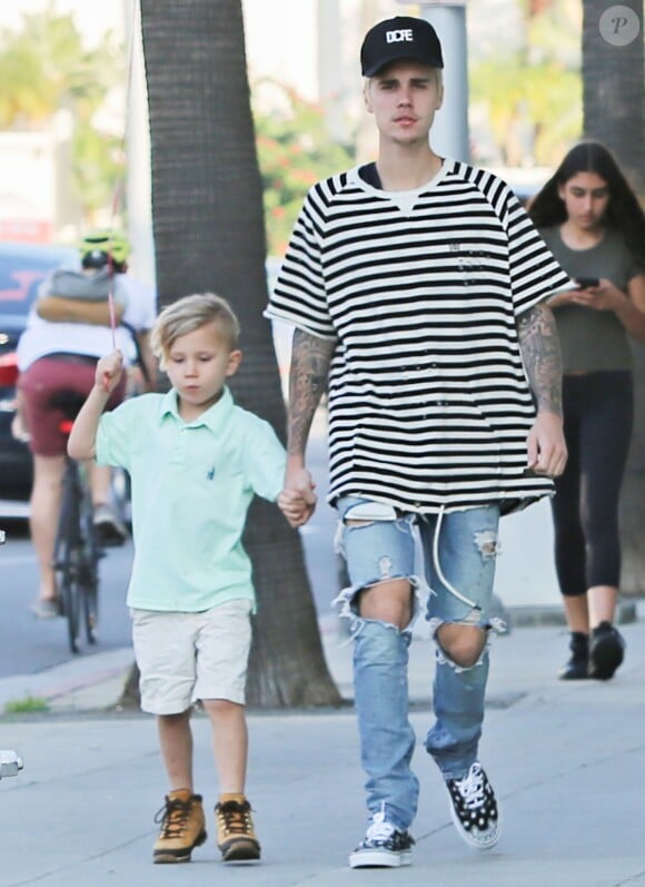 Exclusif -  Justin Bieber se rend avec son petit frère Jaxon dans un salon de coiffure à Beberly Hills le 13 février 2016.