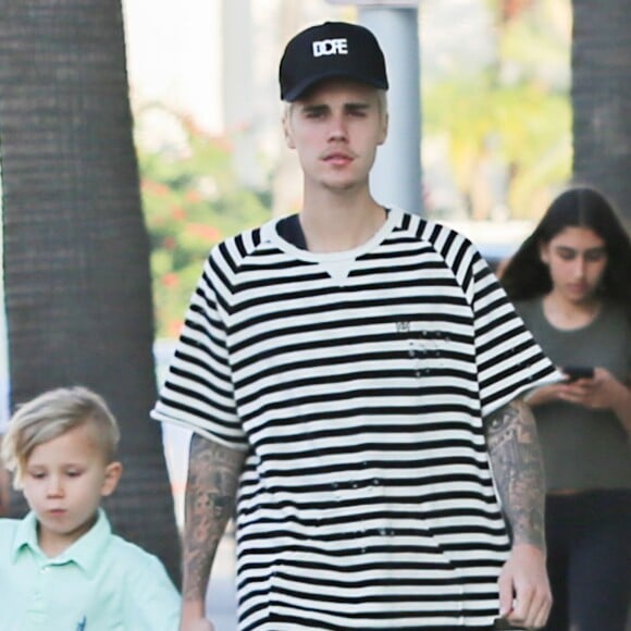 Exclusif -  Justin Bieber se rend avec son petit frère Jaxon dans un salon de coiffure à Beberly Hills le 13 février 2016.