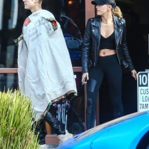 Exclusif - Justin Bieber et Hailey Baldwin à la sortie du restaurant Nate 'n Al à Beverly Hills le 11 janvier 2016.