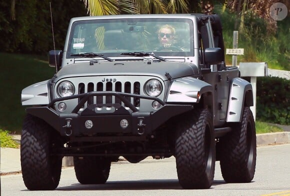 Iggy Azalea, dans son 4x4 Jeep, se promène dans les rues de Beverly Hills. Le 6 avril 2016