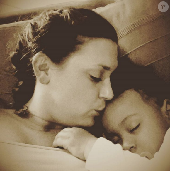 Marie ("Les Anges 5") pose avec sa fille Jade. 2016.