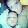 Marie ("Les Anges 5") pose avec sa fille. 2016.