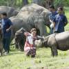 Kate Middleton (en robe Topshop) et le prince William ont eu la chance de participer au nourrissage de deux éléphanteaux et un bébé rhinocéros le 13 avril 2016 dans un centre de sauvegarde et de réhabilitation des animaux sauvages dans le parc Kaziranga, dans l'Etat d'Assam, au 4e jour de leur visite officielle en Inde.