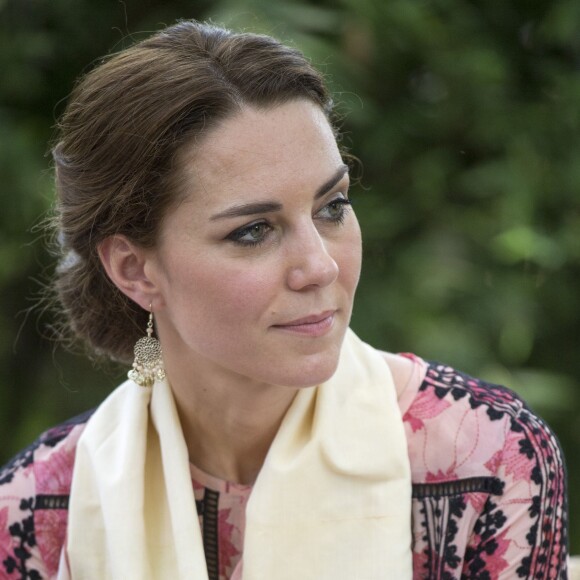 Kate Middleton (en robe Topshop) et le prince William ont eu la chance de participer au nourrissage de deux éléphanteaux et un bébé rhinocéros le 13 avril 2016 dans un centre de sauvegarde et de réhabilitation des animaux sauvages dans le parc Kaziranga, dans l'Etat d'Assam, au 4e jour de leur visite officielle en Inde.