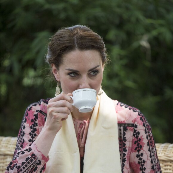 Kate Middleton (en robe Topshop) et le prince William ont eu la chance de participer au nourrissage de deux éléphanteaux et un bébé rhinocéros le 13 avril 2016 dans un centre de sauvegarde et de réhabilitation des animaux sauvages dans le parc Kaziranga, dans l'Etat d'Assam, au 4e jour de leur visite officielle en Inde.