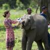 Kate Middleton (en robe Topshop) et le prince William ont eu la chance de participer au nourrissage de deux éléphanteaux et un bébé rhinocéros le 13 avril 2016 dans un centre de sauvegarde et de réhabilitation des animaux sauvages dans le parc Kaziranga, dans l'Etat d'Assam, au 4e jour de leur visite officielle en Inde.