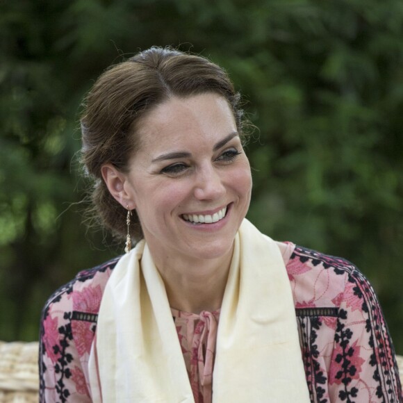Le duc et la duchesse de Cambridge ont eu la chance de participer au nourrissage de deux éléphanteaux et un bébé rhinocéros le 13 avril 2016 dans un centre de sauvegarde et de réhabilitation des animaux sauvages dans le parc Kaziranga, dans l'Etat d'Assam, au 4e jour de leur visite officielle en Inde.