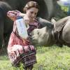 Kate Middleton (en robe Topshop) et le prince William ont eu la chance de participer au nourrissage de deux éléphanteaux et un bébé rhinocéros le 13 avril 2016 dans un centre de sauvegarde et de réhabilitation des animaux sauvages dans le parc Kaziranga, dans l'Etat d'Assam, au 4e jour de leur visite officielle en Inde.