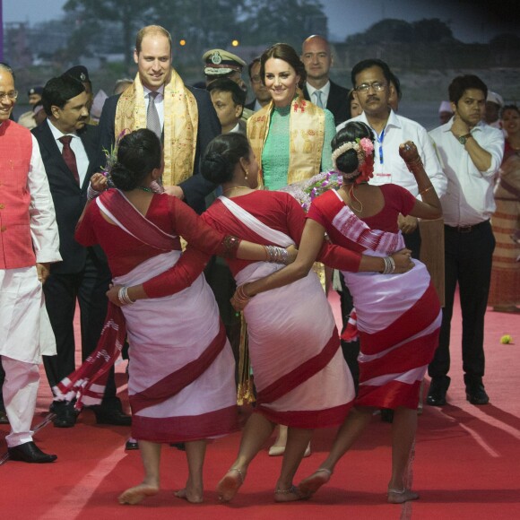 Le prince William et Kate Middleton à leur arrivée à l'aéroport de Tezpur dans l'Etat d'Assam, le 12 avril 2016, au troisième jour de leur tournée officielle en Inde. © i-Images / Zuma Press / Bestimage