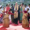 Le prince William et Kate Middleton à leur arrivée à l'aéroport de Tezpur dans l'Etat d'Assam, le 12 avril 2016, au troisième jour de leur tournée officielle en Inde. © i-Images / Zuma Press / Bestimage