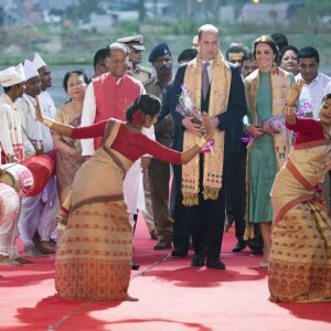 Le prince William et Kate Middleton à leur arrivée à l'aéroport de Tezpur dans l'Etat d'Assam, le 12 avril 2016, au troisième jour de leur tournée officielle en Inde. © i-Images / Zuma Press / Bestimage