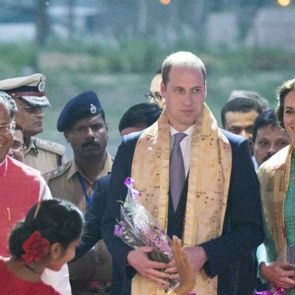 Le prince William et Kate Middleton à leur arrivée à l'aéroport de Tezpur dans l'Etat d'Assam, le 12 avril 2016, au troisième jour de leur tournée officielle en Inde. © i-Images / Zuma Press / Bestimage