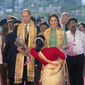 Le prince William et Kate Middleton à leur arrivée à l'aéroport de Tezpur dans l'Etat d'Assam, le 12 avril 2016, au troisième jour de leur tournée officielle en Inde. © i-Images / Zuma Press / Bestimage