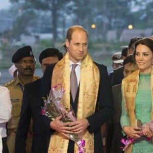 Le prince William et Kate Middleton à leur arrivée à l'aéroport de Tezpur dans l'Etat d'Assam, le 12 avril 2016, au troisième jour de leur tournée officielle en Inde. © i-Images / Zuma Press / Bestimage