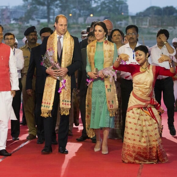 Le prince William et Kate Middleton à leur arrivée à l'aéroport de Tezpur dans l'Etat d'Assam, le 12 avril 2016, au troisième jour de leur tournée officielle en Inde. © i-Images / Zuma Press / Bestimage