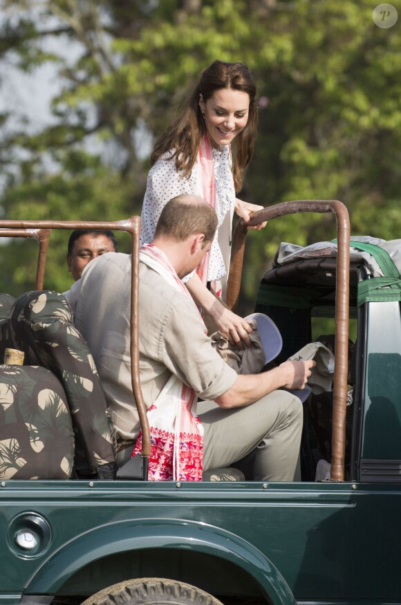Kate Middleton et le prince William, duchesse et duc de Cambridge, ont fait un safari dans le parc Kazirangza dans l'Etat d'Assam, le 13 avril 2016, au quatrième jour de leur tournée officielle en Inde. © Stephen Lock / Zuma Press / Bestimage 