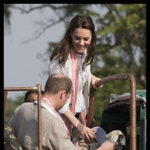 Kate Middleton et le prince William, duchesse et duc de Cambridge, ont fait un safari dans le parc Kazirangza dans l'Etat d'Assam, le 13 avril 2016, au quatrième jour de leur tournée officielle en Inde. © Stephen Lock / Zuma Press / Bestimage 