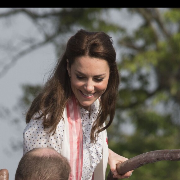 Kate Middleton et le prince William, duchesse et duc de Cambridge, ont fait un safari dans le parc Kazirangza dans l'Etat d'Assam, le 13 avril 2016, au quatrième jour de leur tournée officielle en Inde. © Stephen Lock / Zuma Press / Bestimage 