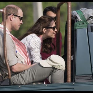 Kate Middleton et le prince William, duchesse et duc de Cambridge, ont fait un safari dans le parc Kazirangza dans l'Etat d'Assam, le 13 avril 2016, au quatrième jour de leur tournée officielle en Inde. © Stephen Lock / Zuma Press / Bestimage 