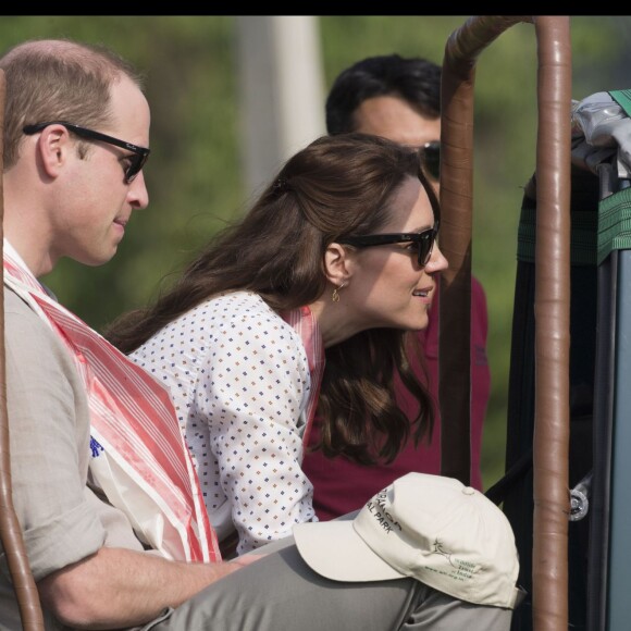 Kate Middleton et le prince William, duchesse et duc de Cambridge, ont fait un safari dans le parc Kazirangza dans l'Etat d'Assam, le 13 avril 2016, au quatrième jour de leur tournée officielle en Inde. © Stephen Lock / Zuma Press / Bestimage 