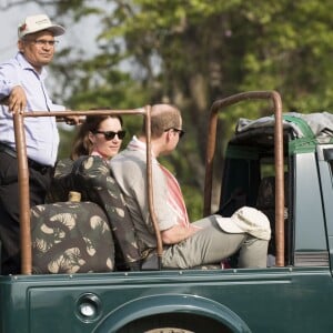 Kate Middleton et le prince William, duchesse et duc de Cambridge, ont fait un safari dans le parc Kazirangza dans l'Etat d'Assam, le 13 avril 2016, et ont rencontré des rangers pour évoquer la lutte contre le braconnage, au quatrième jour de leur tournée officielle en Inde. Les trente dernières minutes du safari se sont déroulées sans les médias et Catherine a pu s'adonner à sa passion pour la photographie.