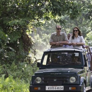 Kate Middleton et le prince William, duchesse et duc de Cambridge, ont fait un safari dans le parc Kazirangza dans l'Etat d'Assam, le 13 avril 2016, et ont rencontré des rangers pour évoquer la lutte contre le braconnage, au quatrième jour de leur tournée officielle en Inde. Les trente dernières minutes du safari se sont déroulées sans les médias et Catherine a pu s'adonner à sa passion pour la photographie.