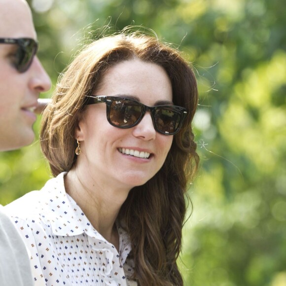 Kate Middleton et le prince William, duchesse et duc de Cambridge, ont fait un safari dans le parc Kazirangza dans l'Etat d'Assam, le 13 avril 2016, et ont rencontré des rangers pour évoquer la lutte contre le braconnage, au quatrième jour de leur tournée officielle en Inde. Les trente dernières minutes du safari se sont déroulées sans les médias et Catherine a pu s'adonner à sa passion pour la photographie.