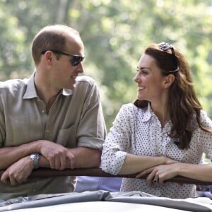 Kate Middleton et le prince William, duchesse et duc de Cambridge, ont fait un safari dans le parc Kazirangza dans l'Etat d'Assam, le 13 avril 2016, et ont rencontré des rangers pour évoquer la lutte contre le braconnage, au quatrième jour de leur tournée officielle en Inde. Les trente dernières minutes du safari se sont déroulées sans les médias et Catherine a pu s'adonner à sa passion pour la photographie.