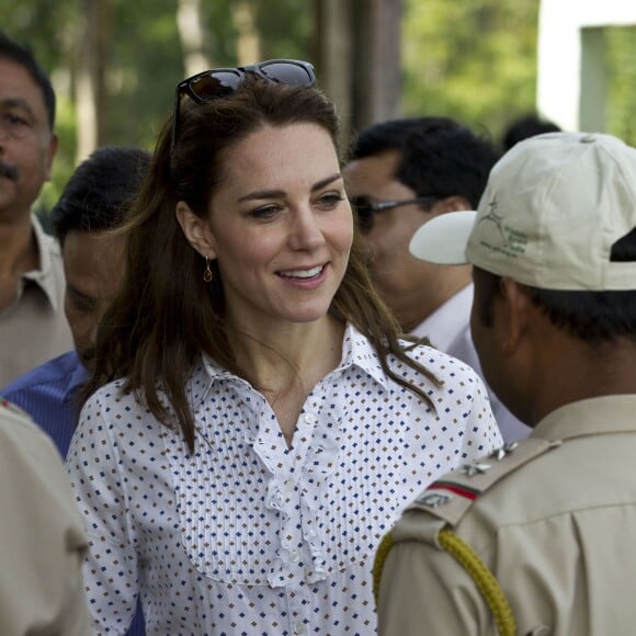 Kate Middleton et le prince William ont fait un safari dans le parc Kazirangza dans l'Etat d'Assam, le 13 avril 2016, et ont rencontré des rangers pour évoquer la lutte contre le braconnage, au quatrième jour de leur tournée officielle en Inde. Les trente dernières minutes du safari se sont déroulées sans les médias et Catherine a pu s'adonner à sa passion pour la photographie.