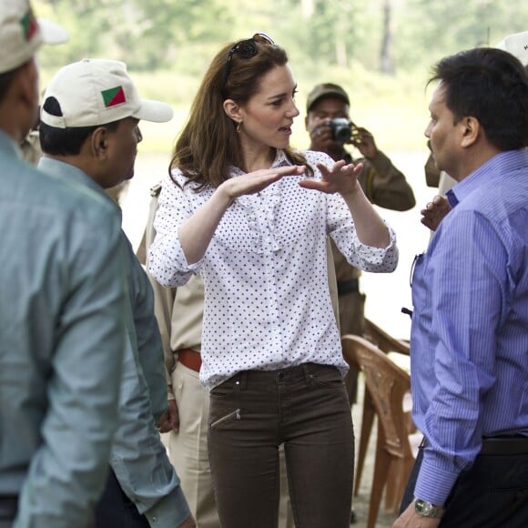 Kate Middleton et le prince William ont fait un safari dans le parc Kazirangza dans l'Etat d'Assam, le 13 avril 2016, et ont rencontré des rangers pour évoquer la lutte contre le braconnage, au quatrième jour de leur tournée officielle en Inde. Les trente dernières minutes du safari se sont déroulées sans les médias et Catherine a pu s'adonner à sa passion pour la photographie.