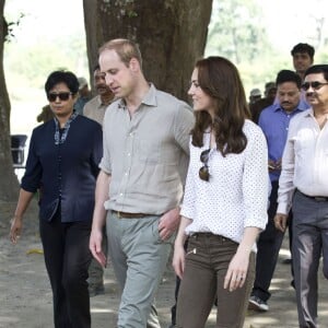 Kate Middleton et le prince William ont fait un safari dans le parc Kazirangza dans l'Etat d'Assam, le 13 avril 2016, et ont rencontré des rangers pour évoquer la lutte contre le braconnage, au quatrième jour de leur tournée officielle en Inde. Les trente dernières minutes du safari se sont déroulées sans les médias et Catherine a pu s'adonner à sa passion pour la photographie.