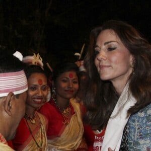 Kate Middleton et le prince William ont participé dans la soirée du 12 avril 2016 au festival Bihu au Diphlu River Lodge dans le parc national Kaziranga, dans l'Etat d'Assam, au troisième jour de leur tournée officielle en Inde.