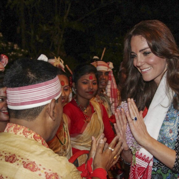 Kate Middleton et le prince William ont participé dans la soirée du 12 avril 2016 au festival Bihu au Diphlu River Lodge dans le parc national Kaziranga, dans l'Etat d'Assam, au troisième jour de leur tournée officielle en Inde.