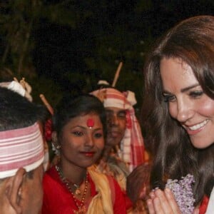 Kate Middleton et le prince William ont participé dans la soirée du 12 avril 2016 au festival Bihu au Diphlu River Lodge dans le parc national Kaziranga, dans l'Etat d'Assam, au troisième jour de leur tournée officielle en Inde.